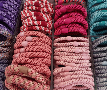 Armbänder in verschiedenen Farben